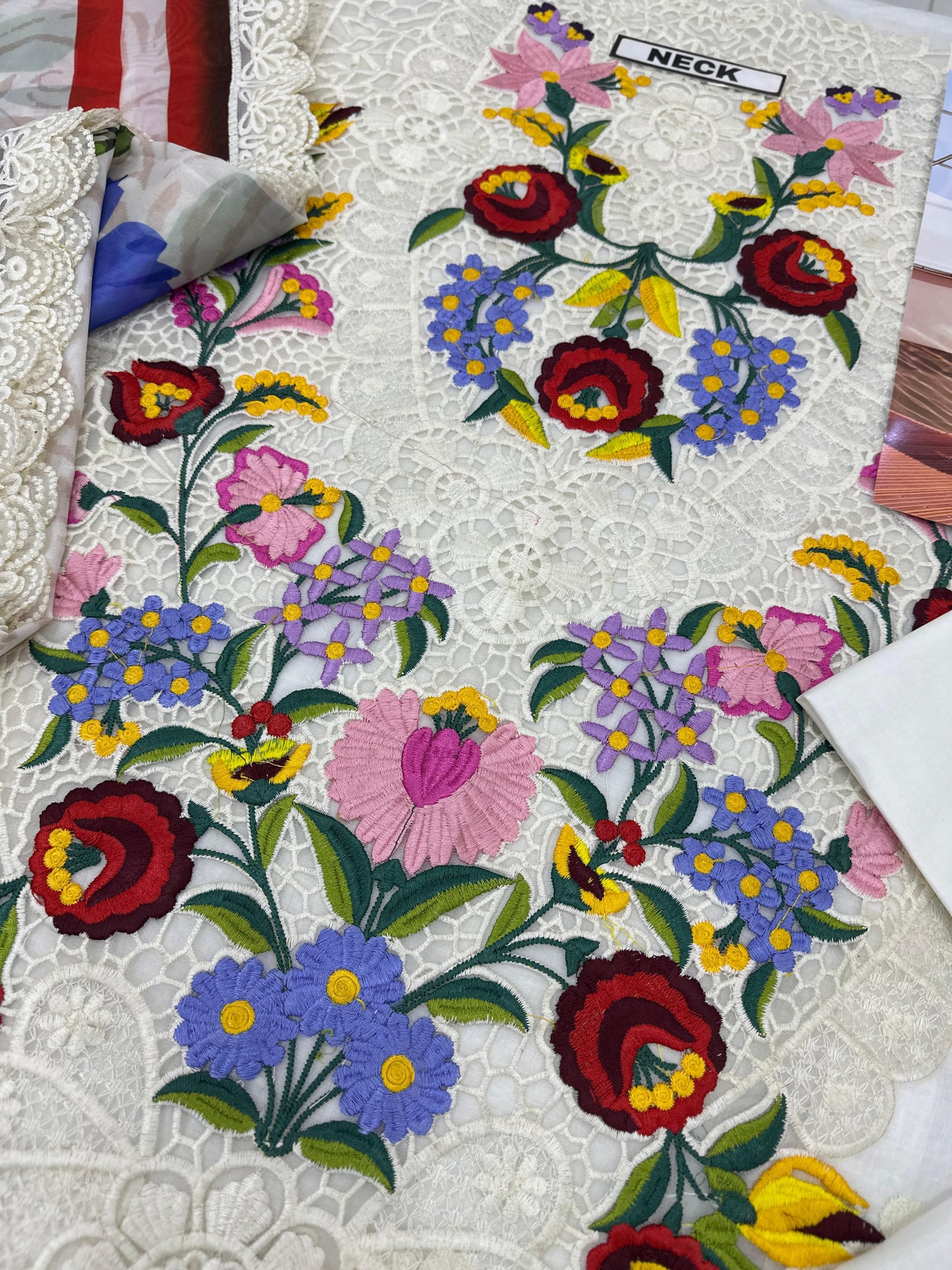 Maria b Wz-5444 Design Floral 3D White Color Wz-09 Premium Pure Lawn With Digital Silk Duppata 26